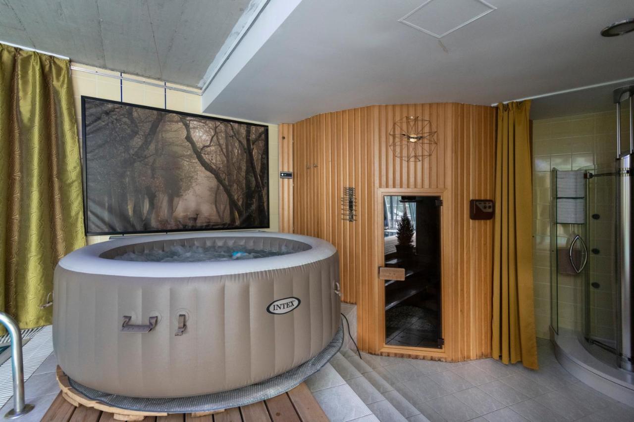Unique Apartment With Private Pool, Cinema, Spa Prague Luaran gambar